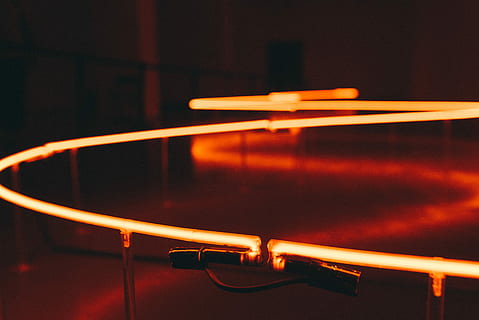 sığ, odak fotoğrafçılık, kırmızı, şerit ışıklar, sarı neon ışık, dizayn, sarı ışık, Portakal, teknoloji, #Led, içeriye, insansız, sanat kültürü ve eğlence, kapatmak, gece, müzik, korkuluk, yansıma, piyano, aydınlatılmış, stüdyo çekimi, ön plana odaklanmak, müzik aleti, parlak, tablo, gece kulübü, aydınlatma ekipmanı, ışık - doğal fenomen, gece hayatı, 5K, CC0, kamu malı, telif ücretsiz