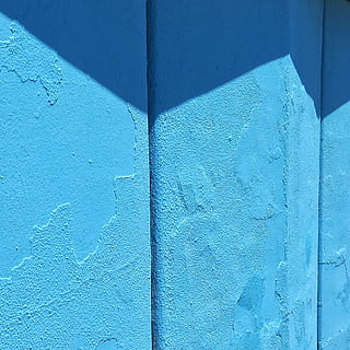 blaue Betonmauer, blaue Wandfarbe, Blau, Wand, Textur, Schatten, gemalt, Hintergründe, keine Leute, Vollbild, gebaute Struktur, texturiert, Nahansicht, die Architektur, Wandbau - Funktion, Tag, Muster, Gebäudehülle, draußen, Holz - Material, Tür, Eingang, Design, verwittert, türkisfarben, Beton, 1080P, CC0, gemeinfrei, lizenzfrei