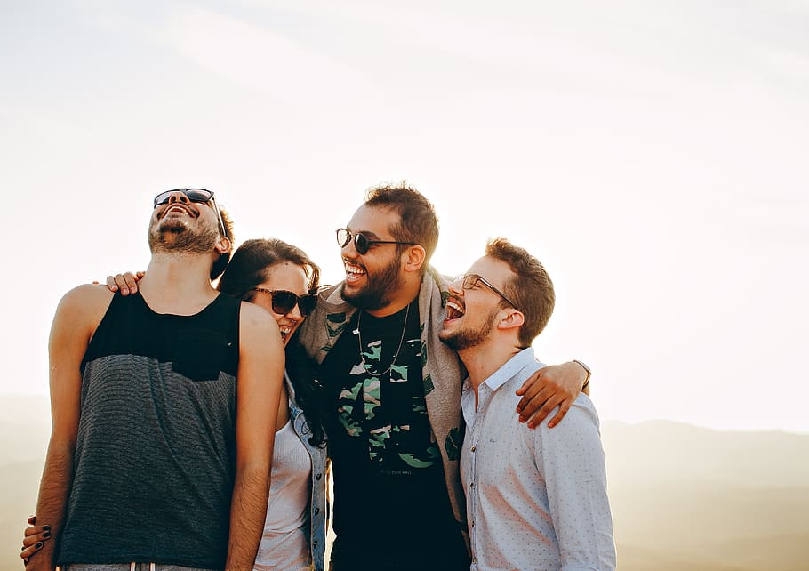 homens, branco, camisa de vestido de botão, afeição, União, luz do dia, desfrutando, gozo, expressão facial, moda, amigos, amizade, óculos, grupo, Agrupar juntos, felicidade, feliz, abraçando, rindo, exterior, pessoas, sorridente, de pé, oculos escuros, ensolarado, vestem, mulher, jovem, grupo de pessoas, emoção, adulto jovem, adulto, mulheres, céu, homens jovens, emoção positiva, verão, alegre, por do sol, par - relacionamento, liberdade, 5K