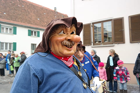 carnaval, masca, bauer, panou, măști, carnavalul stradal, mișcare, mascaradă, zâmbitor, fericire, exteriorul clădirii, razand, matur adult, adult, arhitectură, grup de oameni, masculi, bărbați, femei, oameni adevărați, construită, femele, să se concentreze asupra primelor elemente, copil, oameni apropiați, băieți, zi, permanent, stiluri de viață, resolidarizare, oameni, în aer liber, bărbați maturi, fiu, 5K, CC0, domeniu public, fără drepturi de autor