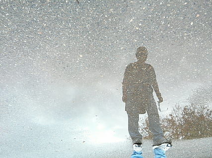 afspejling, pyt, udendørs, blå, asfalt, skyer, silhuet, vejr, våd, jord, pige, kvinde, regn, himmel, en person, stående, sne, natur, sner, kold temperatur, vinter, livsstil, herrer, fuld længde, dag, fritidsaktivitet, snestorm, voksen, ekstremt vejr, sport, storm, varme tøj, 2K, CC0, offentligt domæne, royaltyfrie