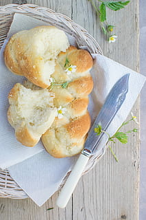 cucinato, pane, piatto di vimini, tavolo, al forno, bianca, vassoio di vimini, pane intrecciato, cestino del pane, infornare, cibo, cibo e bevande, freschezza, pronto a mangiare, legno - materiale, vista dall'alto, utensile da cucina, natura morta, mangiare sano, direttamente sopra, nessuno, in casa, benessere, avvicinamento, forchetta, piatto, indulgenza, tentazione, coltello da tavola, cibo vegetariano, 5K, CC0, dominio pubblico, privo di copyright