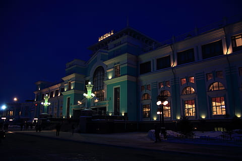 estació de tren, node, carretera, ferrocarril, estació, nit, il·luminat, exterior de l'edifici, arquitectura, ciutat, estructura construïda, edifici, vespre, cel, persones incidentals, naturalesa, destinacions de viatge, façana, carrer, història, el passat, a l'aire lliure, viatjar, cultura i entreteniment artístic, 5K, CC0, domini públic, lliure de regalies