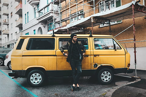 hombre, propensión, amarillo, camioneta, vistiendo, negro, chaqueta, en pie, beige, joven, chico, sombrero, gorro de cocinero, gorro, mochila, pantalones, mezclilla, Zapatos, Moda, ciudad, urbano, gente, taxi, Sólo para adultos, transporte, taxi amarillo, vida en la ciudad, una persona, transporte público, longitud total, adulto, modo de transporte, arquitectura, gente real, coche, ropa casual, exterior del edificio, Vehículo de motor, vista frontal, adulto joven, estructura construida, actividad de ocio, vehículo terrestre, estilos de vida, día, 1080P