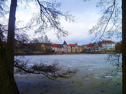 iarnă, lac, sat, de iarnă, rece, îngheţat, natură, burgsee, thuringia germany, arhitectură, copac, construită, exteriorul clădirii, clădire, apă, plantă, cer, nici o persoana, casă, nor - cer, zi, zonă rezidențială, arbore gol, în aer liber, ramură, 1080P, CC0, domeniu public, fără drepturi de autor