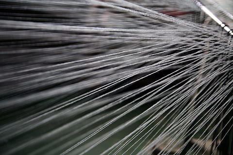hvid garnstreng, tråd, vævning, bevis, fabrik, fiber, sløret bevægelse, bevægelse, fuld ramme, industri, ingen mennesker, tekstil, tæt på, hastighed, mønster, abstrakt, baggrunde, indendørs, teknologi, udstyr, tekstilindustrien, metal, sølvfarvet, lang eksponering, 4K, CC0, offentligt domæne, royaltyfrie