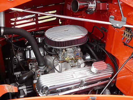 komora silnika, automobilowy, amerykański, oldtimer, czerwony, pojazd lądowy, środek transportu, transport, silnik, metal, żadnych ludzi, samochód, maszyneria, pojazd silnikowy, technologia, część pojazdu, dzień, zbliżenie, w stylu retro, staromodny samochód, wewnątrz, część maszynowa, w kolorze srebrnym, chrom, 2K, CC0, domena publiczna, darmowe zdjęcia