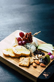 geassorteerd, zaden, fruit, gesneden, broden, spiesvlees, houten, hakken, boord, voedsel, maaltijd, kaas, brood, krakers, eten en drinken, versheid, stilleven, gezond eten, geen mensen, klaar om te eten, welzijn, binnenshuis, plak, snijplank, tafel, aflaat, variatie, keuze, detailopname, moer, moer - eten, tussendoortje, verleiding, ontbijt, 4K, CC0, publiek domein, royaltyvrij