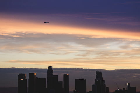 Ebene, fliegend, Silhouette, Gebäude, Flugzeug, Stadtgebäude, beschäftigt, subtil, Wolke, Sonnenuntergang, Sonnenaufgang, Stadtbild, städtische Skyline, Wolkenkratzer, Stadt, städtische Szene, Himmel, Dämmerung, Innenstadt, Gebäudehülle, gebaute Struktur, wolke - himmel, Vereinigte Staaten von Amerika, die Architektur, New York City, Stadt leben, Bürogebäude außen, Luftfahrzeug, keine Leute, orange Farbe, Natur, Landschaft, große Höhe, modern, draußen, 5K, CC0, gemeinfrei, lizenzfrei