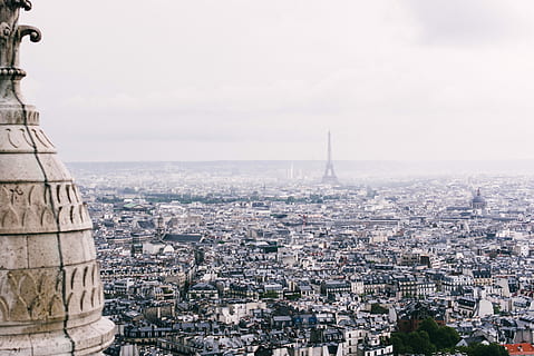 aereo, vista, città, giorno, Torre Eiffel, Parigi, Francia, paesaggio urbano, tetti, costruzione, nuvoloso, cittadina, Pari, villaggio, a volo d'uccello, avventura, viaggio, montmartre, architettura, esterno dell'edificio, struttura costruita, cielo, nessuno, natura, destinazioni di viaggio, quartiere residenziale, all'aperto, turismo, religione, 4K, CC0, dominio pubblico, privo di copyright