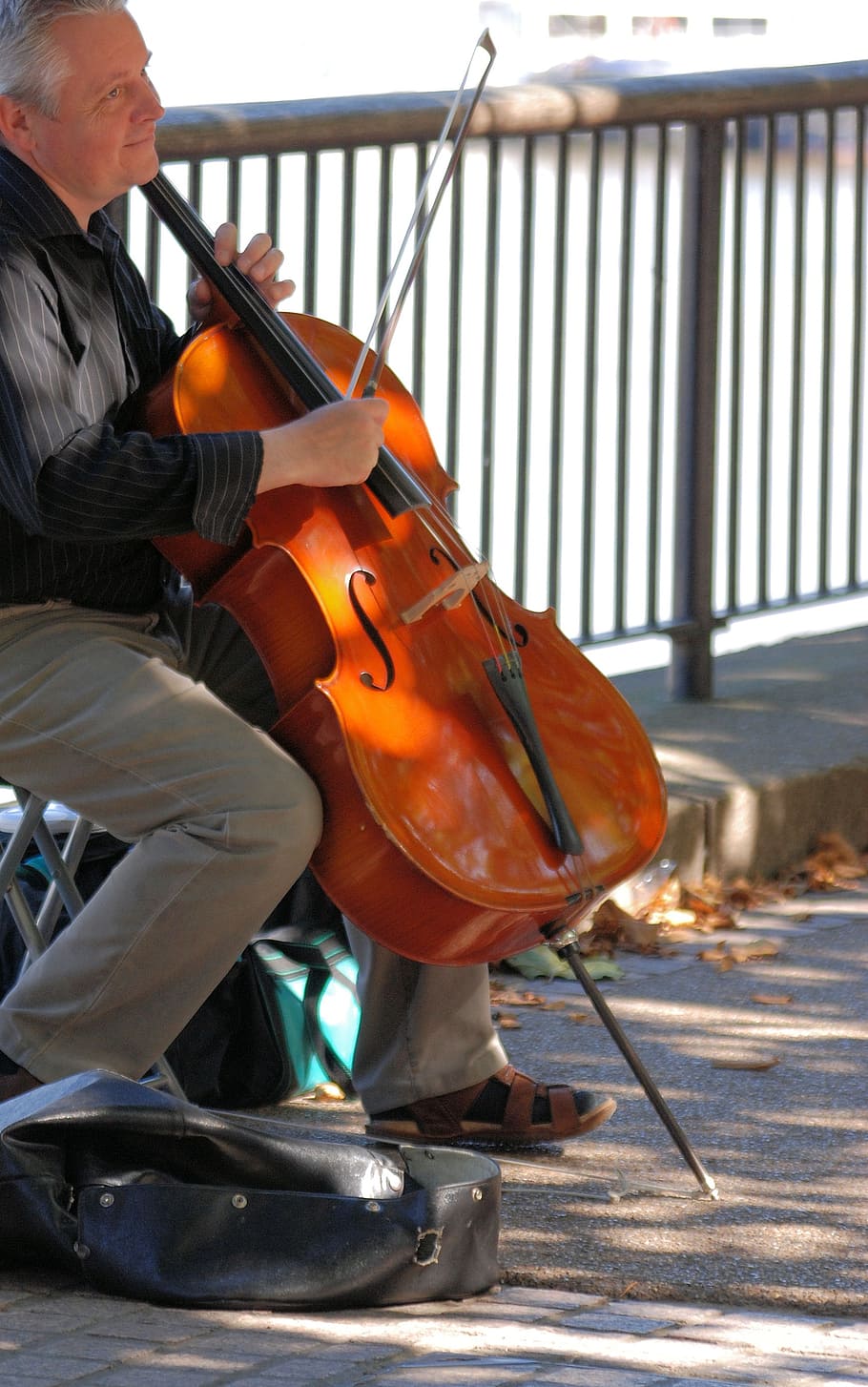 home, violoncel, musical, cadena, instrument, busking, músic, instrument musical, música, homes, gent, intèrpret, una persona, persones reals, cultura i entreteniment artístic, instrument de corda, dia, equipament musical, assegut, jugant, longitud completa, artista, adult, habilitat, celebració, rendiment, músic de carrer, contrabaix, 2K