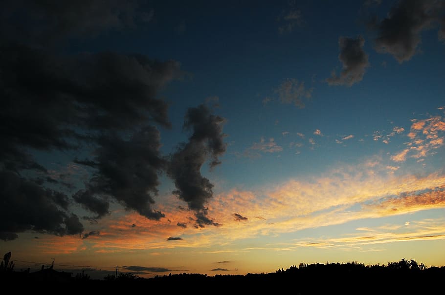 posta de sol, cel, núvols, ennuvolat, horitzó, crepuscle, paisatge, blau, cel de colors, campanya, atmosfera, tarda, emilia romagna, llum, núvols negres, naturalesa, vespre, núvol - cel, a l'aire lliure, estiu, bellesa a la natura, escenics - natura, silueta, escena tranquil·la, tranquil·litat, color taronja, cap gent, arbre, cel dramàtic, vista d’angle baix, idíl·lic, planta, medi ambient, por, meteorologia, 2K
