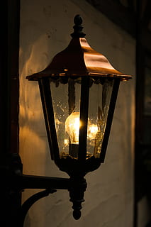 Marrone, lanterna a muro in acciaio, lanterna, luce, lampada, illuminazione, notte, attrezzatura per l'illuminazione, nessuno, lampada elettrica, illuminato, avvicinamento, elettricità, concentrarsi sulle conoscenze acquisite, in casa, luce elettrica, lampione, vetro - materiale, raggiante, caratteristica della parete, strada, trasparente, in stile retrò, 4K, CC0, dominio pubblico, privo di copyright