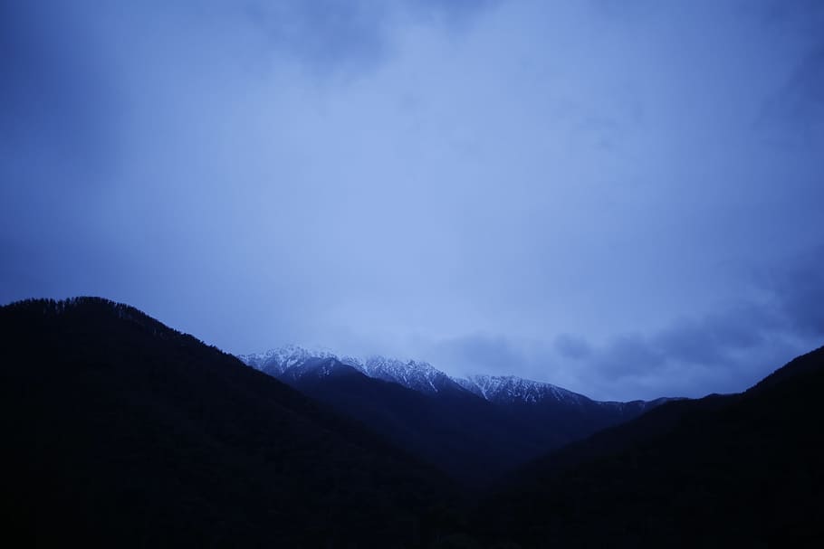 boira, fotografia de muntanya, silueta, muntanya, Cúmulus, nimbus, núvols, neu, núvol, vespre, naturalesa, paisatge, cel, escenics, Serra, cim de muntanya, a l'aire lliure, núvol - cel, blau, cap gent, bellesa a la natura, nit, escenics - natura, escena tranquil·la, tranquil·litat, medi ambient, fosc, temperatura de fred, hivern, cresta de muntanya, muntanya nevada, 5K