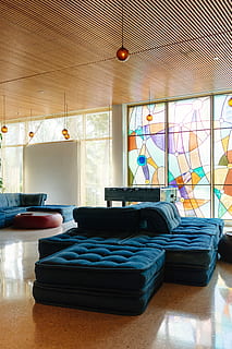 tufted blå madrass, grå, madrasser, innsiden, rom, bygning, vindu, sofa, glassmaleri, lys, tak, arkitektur, bord, fussball, fotball bord, spill, interiør, hotell, art Deco, innendørs, møbler, hjemlige rom, fravær, ingen folk, sete, seng, hjem interiør, pute, hjem, dag, tømme, stol, hjemme utstillingsvindu interiør, multi farget, luksus, 5K, CC0, offentlig domene, opphavsrett gratis