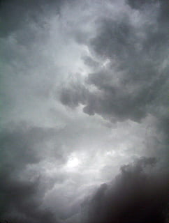gris, cel, durant el dia, fosc, núvols, dramàtica, temps, ennuvolat, escena, cloudscape, medi ambient, tempestuós, tempesta, atmosfera, núvol, meteorologia, foscor, naturalesa, núvol - cel, cel dramàtic, ominós, a l'aire lliure, blau, cel malhumorat, bellesa a la natura, escenics - natura, vista d’angle baix, cap gent, tranquil·litat, escena tranquil·la, dia, fons, marc complet, núvol de tempesta, vespre, 720P, CC0, domini públic, lliure de regalies