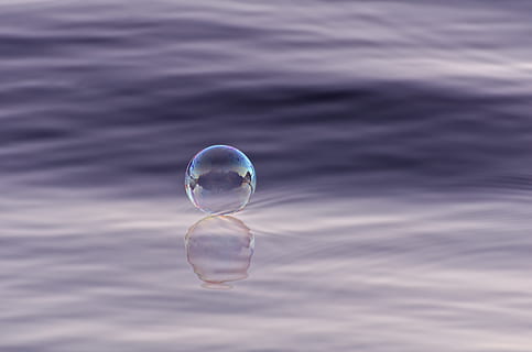 Foto, Blase, Wasser, Natur, Reflexion, nass, h2o, schwimmend, Seifenblase, Ozean, Meer, wolke - himmel, keine Leute, transparent, in der Luft, Verletzlichkeit, Kugel, Zerbrechlichkeit, Himmel, Tag, Ufergegend, Schönheit in der Natur, draußen, Nahansicht, Reinheit, Leicht, auf dem Wasser schwimmen, 4K, CC0, gemeinfrei, lizenzfrei