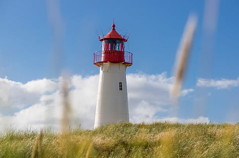 hvit, rød, fyr, blå, skyet, himmelfoto, høyde, dagtid, blå himmel, Sky, gress, sikkerhet, veiledning, beskyttelse, himmel, bygge eksteriør, arkitektur, bygget struktur, tårn, dag, natur, bygning, sky - himmel, retning, land, utendørs, felt, ingen folk, 4K, CC0, offentlig domene, opphavsrett gratis