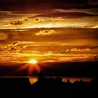 matahari terbenam, pemandangan, siluet, awan, malam, senja, matahari, langit, indah, bukit, scenics - alam, keindahan di alam, awan - langit, air, warna oranye, ketenangan, adegan yang tenang, laut, bayangan hitam, alam, idilis, tidak ada orang, sinar matahari, di luar rumah, langit yang dramatis, megah, langit romantis, 1080P, CC0, domain publik, bebas royalti