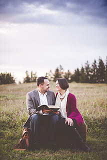 homem, mulher, sentado, grama, azul, branco, céu, afeição, casal, menina, panorama, amor, ao ar livre, pessoas, romance, juntos, comunicação, duas pessoas, pessoas reais, campo, conexão, tecnologia sem fio, união, adulto, estilos de vida, homens, homens jovens, comprimento total, natureza, tecnologia, mulheres, terra, atividade de lazer, par - relacionamento, emoção positiva, 5K, CC0, domínio público, royalty free