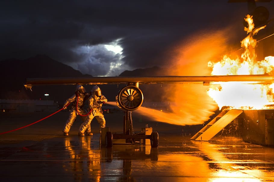dos, bombers, celebració, mànega, foc, formació, en viu, controlat, protecció, perill, equipament, casc, esprai, broquet, feina, pràctica, seguretat, servei, EUA, avió, avions, militar, marines, usmc, aigua, cel, naturalesa, núvol - cel, transport, accidents i desastres, cremant, cap gent, a l'aire lliure, color taronja, signe, ocupació, mar, foc - fenomen natural, nit, reflexió, il·luminat, compost digital, 1080P