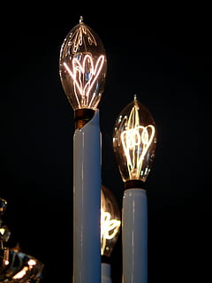 bombeta, llum, filament, infern, llum elèctrica, nit, equips d’il·luminació, llanterna, il·luminat, arquitectura, llum del carrer, electricitat, brillant, cap gent, primer pla, a l'interior, sol objecte, tecnologia, llum - fenomen natural, metall, vista d’angle baix, centrar-se en primer pla, vidre - material, cremant, fons negre, 2K, CC0, domini públic, lliure de regalies