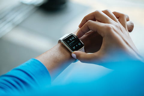menonton, menunjukkan, waktu, 6:42, jam pintar, gadget, teknologi, pintar, alat, layar, ponsel, nirkabel, sentuh, elektronik, antarmuka, tampilan, digital, dpt dipakai, komunikasi, jam tangan, modern, tambahan, inovasi, tangan manusia, memegang, telepon genggam, orang-orang, teknologi nirkabel, tangan, bagian tubuh manusia, dewasa, satu orang, merapatkan, koneksi, dalam ruangan, bagian tubuh, perangkat informasi portabel, ponsel pintar, anggota tubuh manusia, 4K, CC0, domain publik, bebas royalti