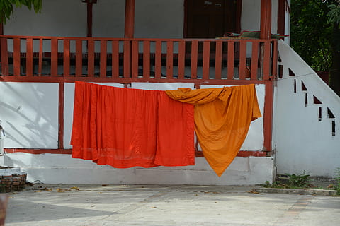 Laos, Mönch, Tempel, die Architektur, gebaute Struktur, Gebäudehülle, Gebäude, trocknen, orange Farbe, rot, Tag, keine Leute, hängend, Kleidung, Tor, Sicherheit, Textil-, Wäscheleine, Sonnenlicht, Schutz, Religion, geschlossen, Wäsche, 5K, CC0, gemeinfrei, lizenzfrei
