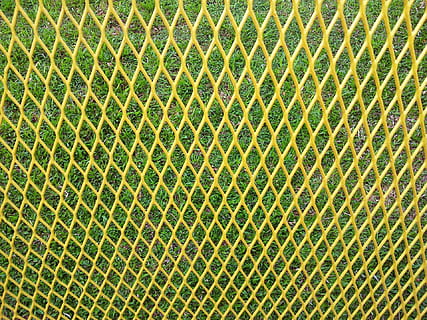 giallo, reti, modelli, disegni, diamante, sagomato, forme, abstracts, all'aperto, giardini, verdura, prati, frondoso, le foglie, sfondi verdi, cantieri, campi da gioco, geometrico, simmetrico, simmetria, Rete, Linee, fili, cablata, fotogramma intero, sfondi, modello, colore verde, strutturato, nessuno, giorno, ripetizione, avvicinamento, metallo, vista dall'alto, design, astratto, di fila, struttura costruita, natura, caratteristica della parete, architettura, forma geometrica, 1080P, CC0, dominio pubblico, privo di copyright