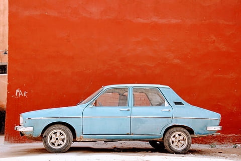 oldtimer, automatyczny, klasyczny, niebieski, automobilowy, pojazd, czerwony, samochód, transport, na dworze, żadnych ludzi, dzień, środek transportu, pojazd lądowy, pojazd silnikowy, w stylu retro, kopia przestrzeń, nieruchomy, stary, funkcja budowy ścian, pickup, widok z boku, van - pojazd, architektura, ulica, 4K, CC0, domena publiczna, darmowe zdjęcia