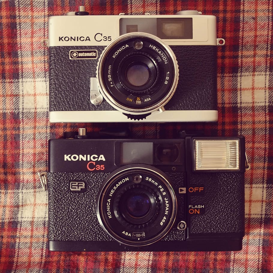 càmera, analògic, hipster, flanella, vintage, retro, konica, càmera antiga, fotografia, vell, càmera de fotos, nostàlgia, lents, lent, llum de flaix, aspecte retro, viatjar, aventura, tancar, càmera - equip fotogràfic, temes de fotografia, tecnologia, estil retro, text, equip fotogràfic, a l'interior, cultura i entreteniment artístic, primer pla, lent - instrument òptic, comunicació, cap gent, antiguitat, guió occidental, música, natura morta, sol objecte, càmera slr, 2K