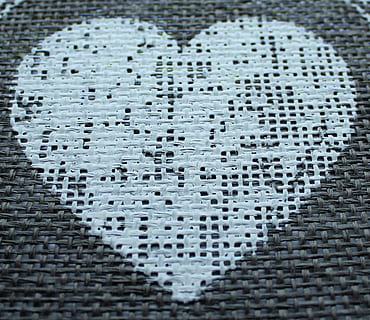 hvidt strikket hjerte, hjerte, form, web, væve, fletning, malet hjerte, Valentins Dag, symbol, følelse, følelser, tapet, tæt på, ingen mennesker, mønster, tekstureret, indendørs, fuld ramme, baggrunde, design, tekstil, hjerte form, dag, høj vinkel visning, selektiv fokusering, vignet, kreativitet, gulve, Kunst og håndværk, meddelelse, 2K, CC0, offentligt domæne, royaltyfrie