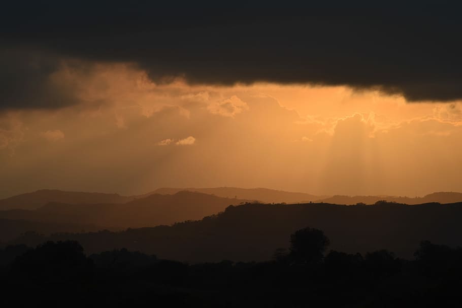 esperant la pluja, silueta, muntanyes, ennuvolat, cel, núvol, posta de sol, sortida del sol, taronja, boira, muntanya, horitzó, Redsky, mexicà, viatjar, pluja, fusta, escenics - natura, bellesa a la natura, núvol - cel, escena tranquil·la, tranquil·litat, paisatge, medi ambient, arbre, idíl·lic, cap gent, naturalesa, escena no urbana, planta, cel dramàtic, color taronja, fosc, a l'aire lliure, 5K