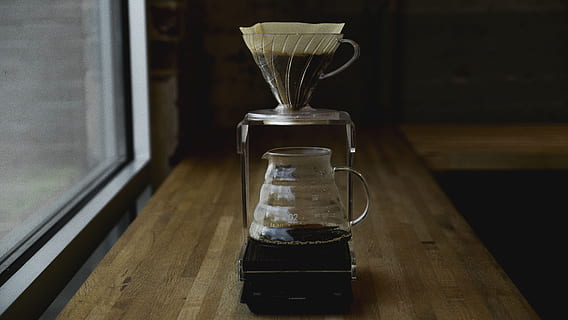 caffè, creatore, macchina, caldo, bere, fermentato, caffè espresso, tavolo, finestra, in casa, legno - materiale, vetro - materiale, trasparente, contenitore, nessuno, concentrarsi sulle conoscenze acquisite, cibo e bevande, avvicinamento, vaso, natura morta, stanza domestica, bottiglia, legna, riflessione, 5K, CC0, dominio pubblico, privo di copyright