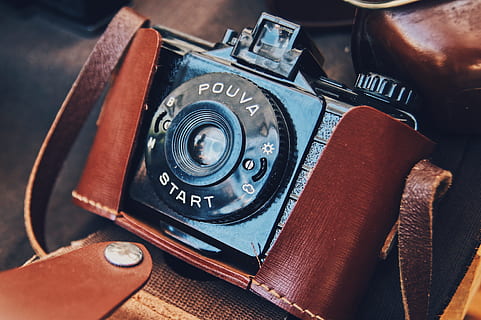 a închide, fotografie, negru, camera dslr, albastru, maro, pouva, aparat foto, negru și maro, start, aparat de fotografiat - echipament fotografic, de modă veche, stil retro, vechi, antic, învechit, nostalgie, echipament, clasic, fotografii tematice, nici o persoana, muzică, tehnologie, în aer liber, zi, natură moartă, în interior, masa, comunicare, număr, vedere în unghi mare, să se concentreze asupra primelor elemente, echipament fotografic, metal, Piele, camera digitala, 4K, CC0, domeniu public, fără drepturi de autor