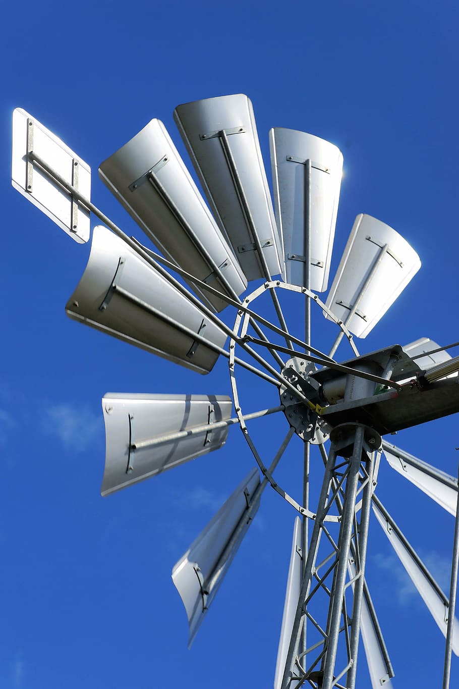 molí de vent, energia eòlica, ala, tecnologia ambiental, bomba d'aigua, reg de bestiar, ecològicament, agricultura, raig de sol, cel, tecnologia, blau, vista d’angle baix, cel clar, cap gent, metall, dia, generació de combustible i energia, naturalesa, a l'aire lliure, estructura construïda, vehicle aeri, arquitectura, energia renovable, llum solar, manera de transport, transport, indústria, aerogenerador, directament a sota, Font d'alimentació, 5K