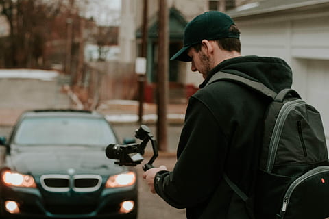Mann, holding, kamera, front, svart, bmw bil, stående, kamera stabilisator, stabilisator, ryggsekk, fortau, transportmiddel, by, transport, menn, klær, bil, fra livet opp, mennesker, motorkjøretøy, gate, voksen, arkitektur, byliv, sosiale problemer, land kjøretøy, midt voksen, dag, aggresjon, regjering, 5K, CC0, offentlig domene, opphavsrett gratis