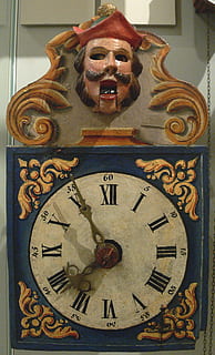 orologio analogico, 07:55, orologio a cucù, foresta Nera, orologio, cifre, quadrante, layout, orologio da parete, tradizione, legna, cuculo, meccanica, tempo di, tempo che indica, tempo, rappresentazione, in casa, rappresentazione umana, arte e artigianato, nessuno, avvicinamento, creatività, cerchio, forma, architettura, caratteristica della parete, forma geometrica, somiglianza maschile, Inquadratura dal basso, mestiere, numero, design, mano minuta, 2K, CC0, dominio pubblico, privo di copyright