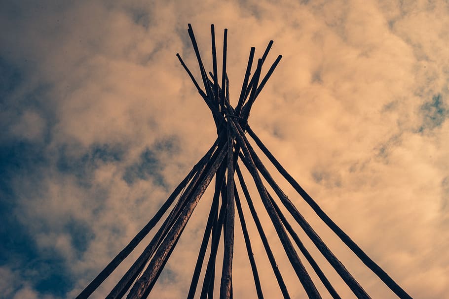 nízký, úhlové fotografování, hnědý, hole, kotník foto, les, tipi, venkovní, stan, struktura, řádek, minimální, vzor, mrak, dřevo, pól, nebe, mraky, šamanský, indický, mazaný, mrak - nebe, Příroda, nízký úhel pohledu, venku, západ slunce, nikdo, architektura, den, krása v přírodě, stavba, scéna s oblaky, dřevo - materiál, cestovat, klid, oranžová barva, kov, spojení, oslava, 5K