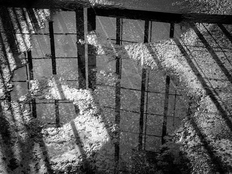 juoda ir balta, atspindys, baisu, balnelis, vanduo, vartai, betonas, Creepy, šešėlis, nėra žmonių, dieną, architektūra, pastatyta struktūra, saulės šviesa, pobūdį, lauke, pastato išorė, sienų kūrimo funkcija, senas, pastatas, aukšto kampo vaizdas, pėsčiųjų takas, atsisakyta, Iš arti, nuskendo, sutelkti dėmesį į šešėlį, grindinio akmuo, 4K