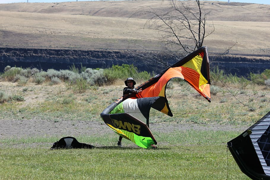 kitesurf, papírový drak, vítr, sport, létající, venku, pohyb, tráva, den, vlajka, skutečných lidí, rostlina, pole, Příroda, lidé, plná délka, životního stylu, patriotismus, volnočasové aktivity, přistát, strom, muži, dva lidé, hora, 5K
