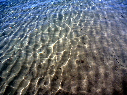 vagues, vacillant, plage, Soleil, voir, été, mer, eau, océan, le sable, bleu, vacances, lumière du soleil, ensoleillé, la nature, arrière-plans, personne, ondulation, vague, plein cadre, ridée, modèle, journée, beauté dans la nature, motif naturel, tranquillité, vue grand angle, terre, transparent, en plein air, front de mer, peu profond, pureté, Marin, 4K, CC0, domaine public, libre de droits