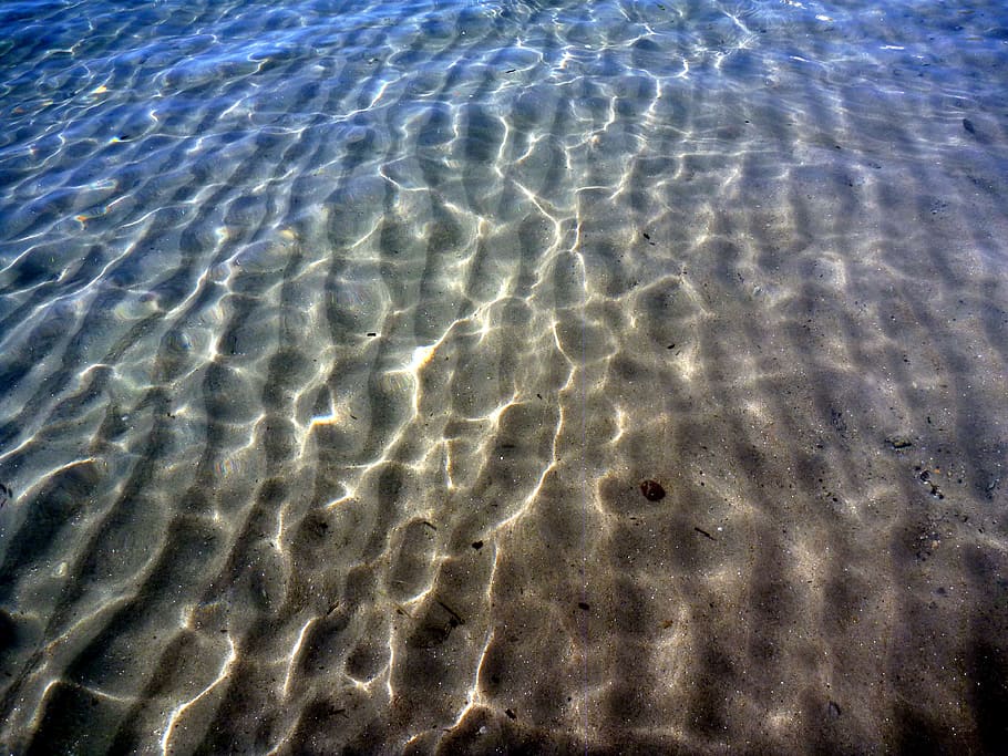 onades, parpelleig, platja, sol, veure, estiu, mar, aigua, oceà, sorra, blau, vacances, festa, llum solar, assolellat, naturalesa, fons, cap gent, ondulació, onada, marc complet, ondulat, patró, dia, bellesa a la natura, patró natural, tranquil·litat, vista d’angle alt, terra, transparent, a l'aire lliure, davant del mar, poc profund, puresa, marí, 4K