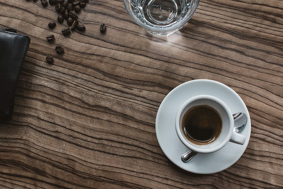 blanc, tassa, espresso, cafeteria, cafè, beure, vista superior, fusta, taula, cafè - beguda, material de fusta, marró, tassa de cafè, cafeïna, color negre, primer pla, esmorzar, refresc, menjar i beguda, vaixella, plat, vidre, a l'interior, directament a sobre, vista d’angle alt, copa, equipament per a la llar, cap gent, gra de fusta, berenar, begudes sense alcohol, 5K