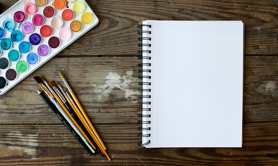 blanc, bloc de dibuix, subministraments de colors, marró, fusta, escriptori, espiral, llibre, superfície, encara, articles, coses, pintura, aquarel·la, raspalls, llapis, esbós, coixinet, taula, art, artesania, pasatemps, il·lustrar, disseny, material de fusta, directament a sobre, pinzell, a l'interior, paleta, gran grup d'objectes, elecció, bloc de notes, mostra de color, quadern d’espiral, cap gent, vista d’angle alt, creativitat, educació, instrument d’escriptura, bolígraf, multicolor, còpia espai, raspall, natura morta, art i artesania, paper, art i equipament artesanal, en blanc, 5K