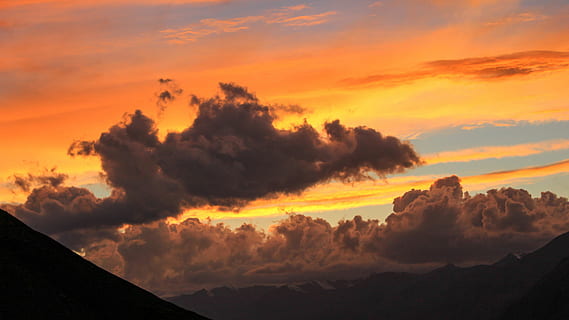 sort, skyer, gylden, time, grå tyk sky, Sky, orange, himmel, nat, mørk, sky - himmel, skønhed i naturen, solnedgang, bjerg, scenics - natur, natur, miljø, dramatisk himmel, ro, rolig scene, ingen mennesker, orange farve, landskab, bjergkæde, idyllisk, silhuet, cloudscape, udendørs, 5K, CC0, offentligt domæne, royaltyfrie