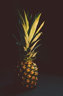 zdjęcie, owoc ananasa, Ananas, owoc, światło słoneczne, cień, czarne tło, Zielony, ostry, punkt, tropikalny, roślina, naturalny, wzór, wegetariański, wegańskie, tekstura, organiczny, zdrowy, jeść, martwa natura, jedzenie, jedzenie i picie, zdrowe odżywianie, owoc tropikalny, świeżość, dobre samopoczucie, wewnątrz, studio strzał, żadnych ludzi, zbliżenie, stół, pojedynczy obiekt, zielony kolor, żółty, część rośliny, liść, dojrzały, 2K, CC0, domena publiczna, darmowe zdjęcia