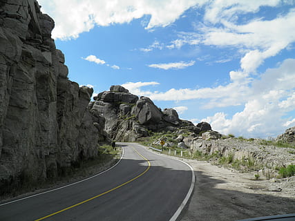 rute, jalan, san luis, gunung, alam, jalan raya, aspal, pemandangan, simbol, awan - langit, langit, angkutan, tanda, arah, menandai, Rambu jalan, jalan lurus, jalan kosong, hari, batu, tidak ada orang, keindahan di alam, formasi batuan, perspektif yang berkurang, batu - benda, jalan gunung, di luar rumah, garis pemisah, pembentukan, 4K, CC0, domain publik, bebas royalti