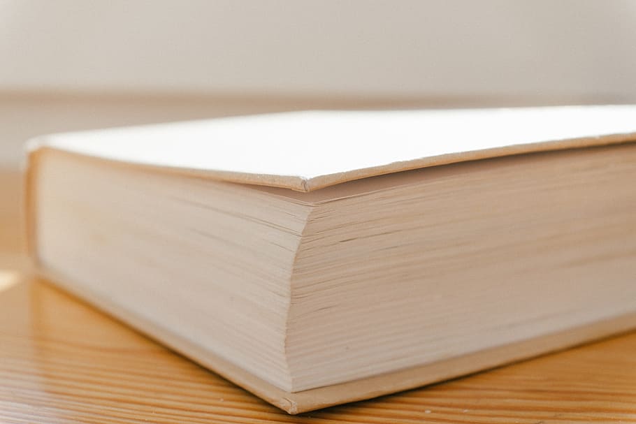 llibre de prop, llibre, primer pla, arts i entreteniment, objectes, educació, literatura, pàgina, biblioteca, aprenentatge, obert, lectura, paper, llibre de text, saviesa, cap gent, material de fusta, a l'interior, tir de l'estudi, fons blanc, publicació, centrar-se en primer pla, contenidor, senzillesa, còpia espai, sol objecte, interior de casa, pila, sòls, fusta, natura morta, sòl de parquet, gra de fusta, llibre de tapa dura, 4K