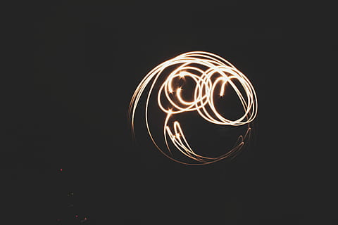 fotografie, fire poi, usmívej se, abstraktní, požár - přírodní jev, pozadí, řeřavý, ilustrace, Černá barva, černé pozadí, spirála, studio shot, svítí, nikdo, detail, dlouhé expozice, noc, světelný obraz, kopie prostor, pohyb, světlo stezka, uvnitř, rozmazaný pohyb, tvar, světlo - přírodní jev, tvořivost, temný, vzor, osvětlovací zařízení, Rychlost, světlo, drátěné vlny, 4K, CC0, veřejná doména, bez autorských práv